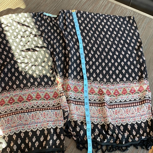 Maurices ladies beautiful wrap in size small with gorgeous print and fringe. - Picture 8 of 8